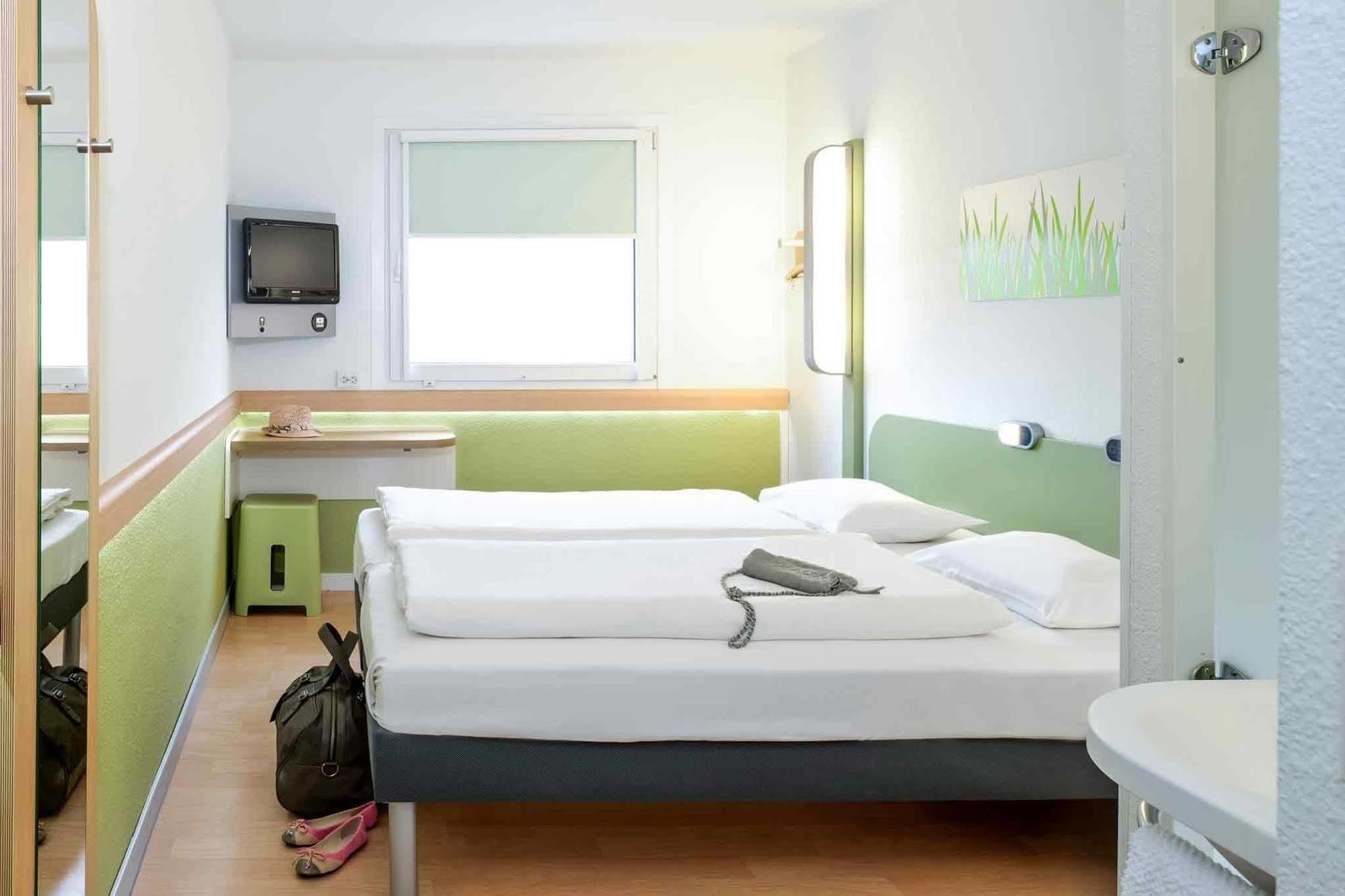 Hotel Ibis Budget Bern Expo Esterno foto